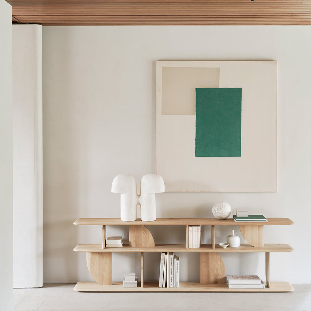 Consolle in teak geometrica e giocosa con angoli intersecanti di luci e ombre per l'ingresso