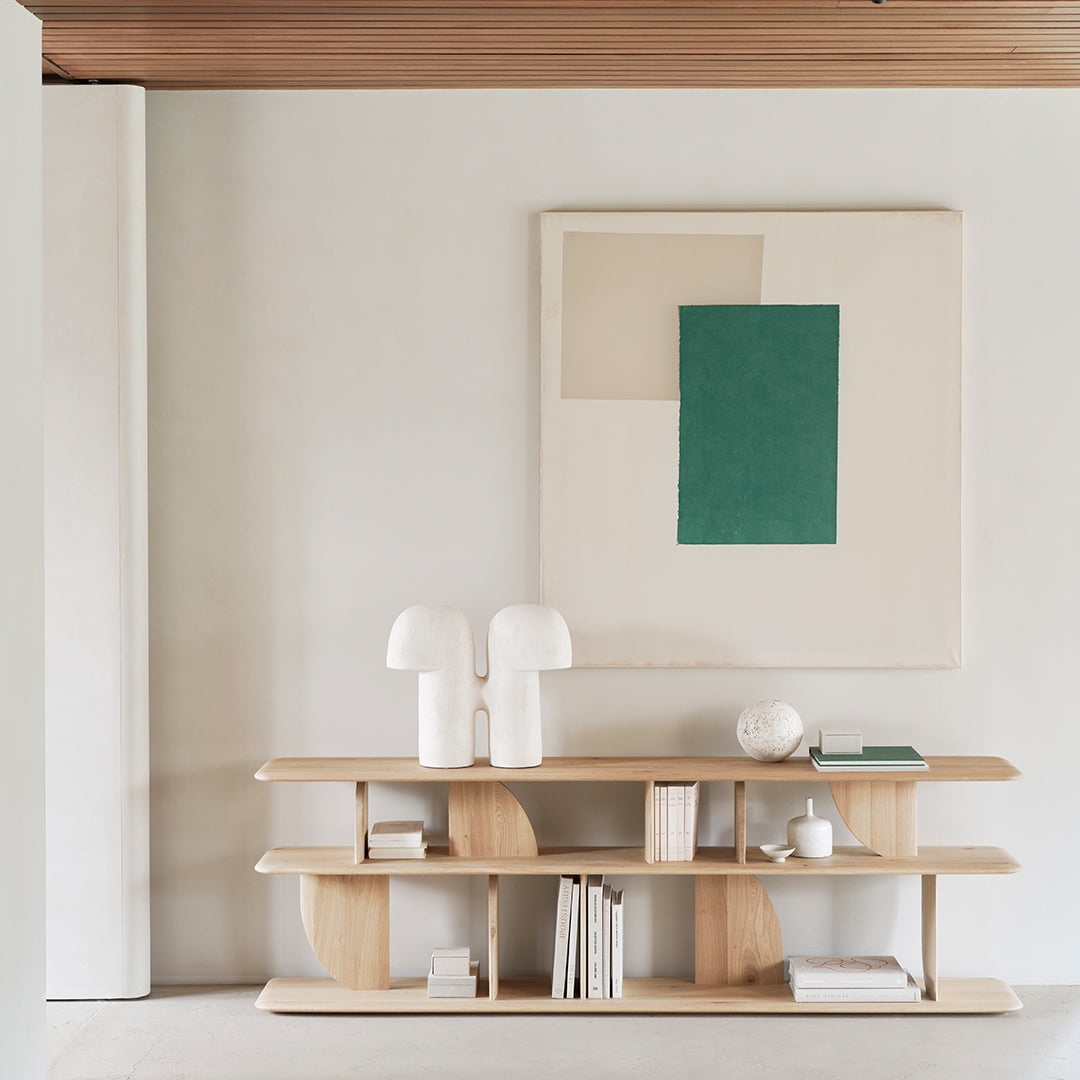 Consolle in teak geometrica e giocosa con angoli intersecanti di luci e ombre per l'ingresso