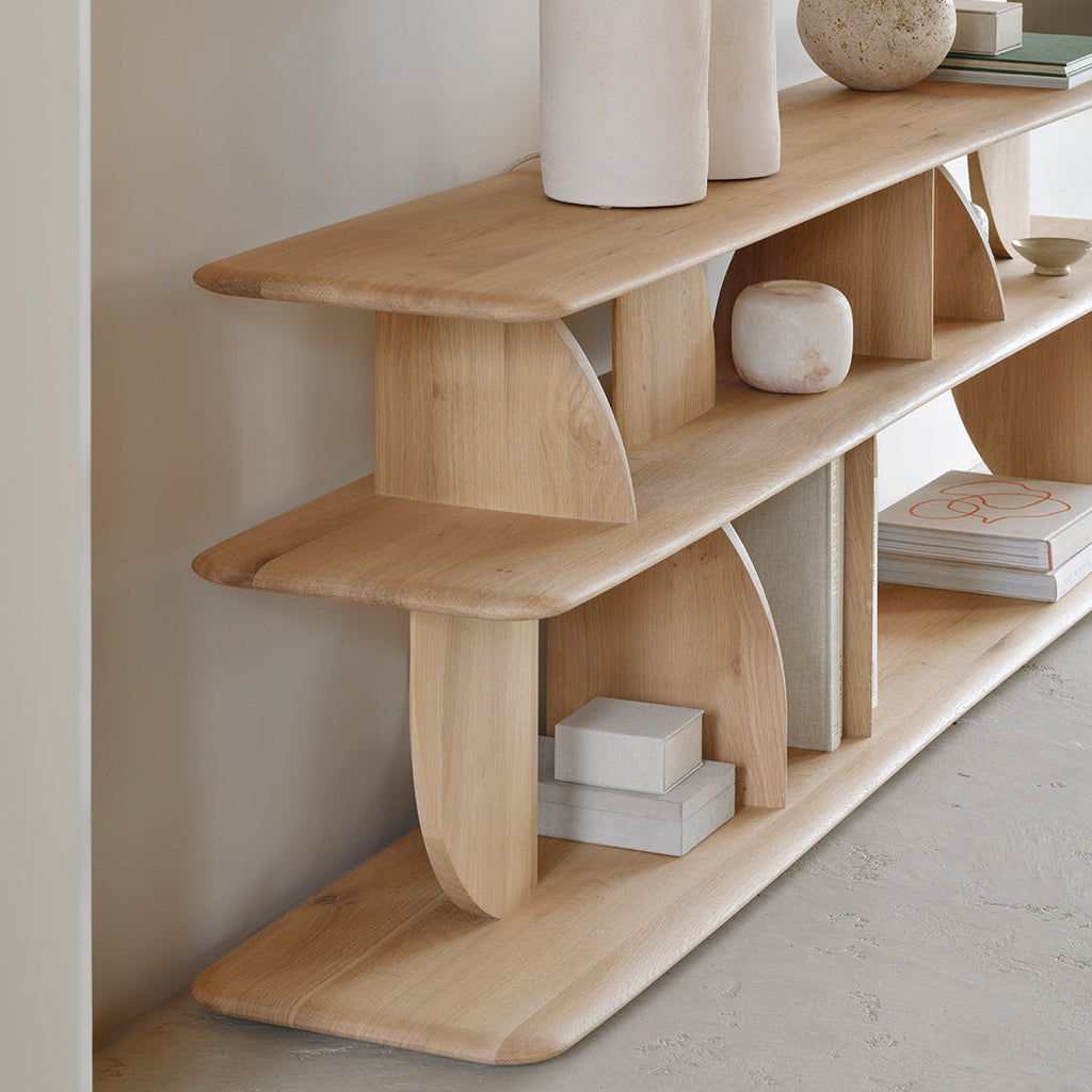 Consolle in teak geometrica e giocosa con angoli intersecanti di luci e ombre per l'ingresso