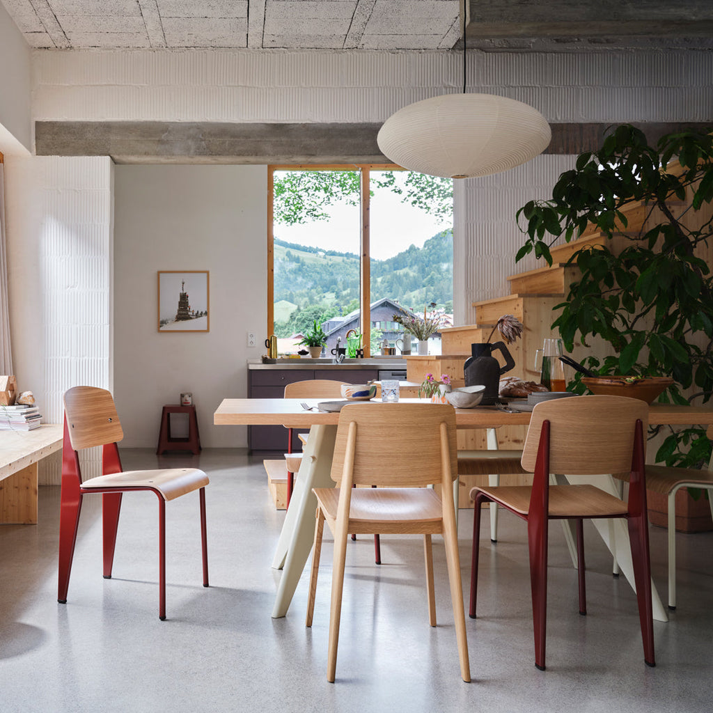 Sedia standard con tubo d'acciaio estetico ingegneristico e legno massello con design strutturale di Jean Prouvé per sala da pranzo