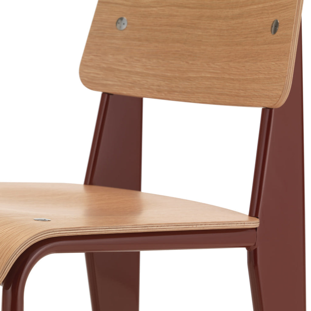 Sedia standard con tubo d'acciaio estetico ingegneristico e legno massello con design strutturale di Jean Prouvé per sala da pranzo