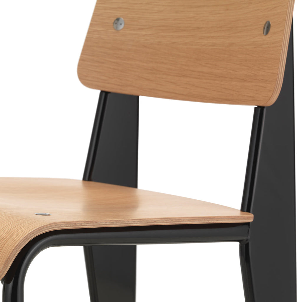 Sedia standard con tubo d'acciaio estetico ingegneristico e legno massello con design strutturale di Jean Prouvé per sala da pranzo