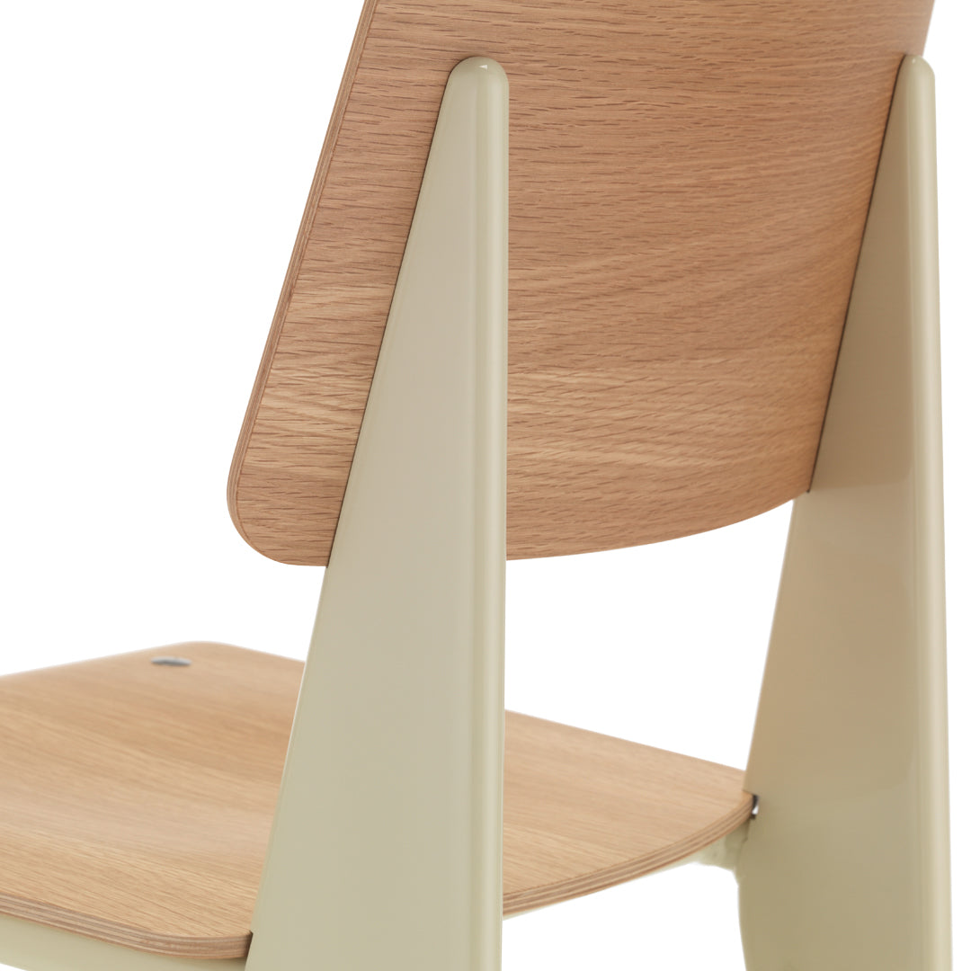 Sedia standard con tubo d'acciaio estetico ingegneristico e legno massello con design strutturale di Jean Prouvé per sala da pranzo