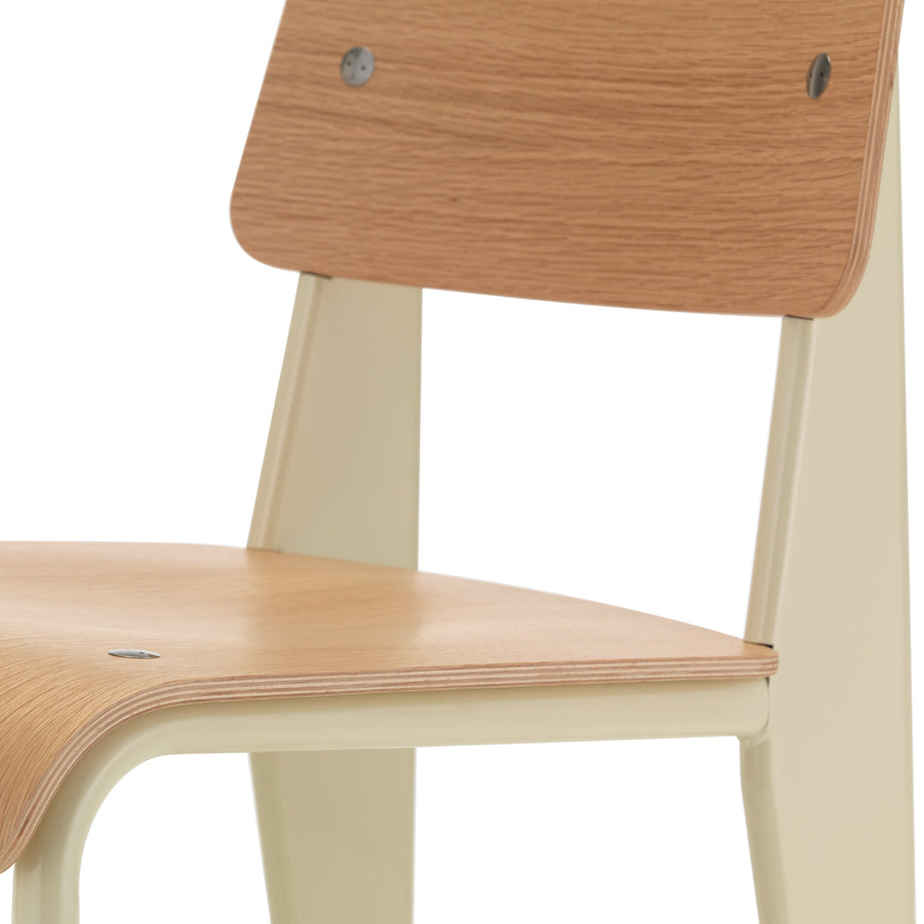 Sedia standard con tubo d'acciaio estetico ingegneristico e legno massello con design strutturale di Jean Prouvé per sala da pranzo