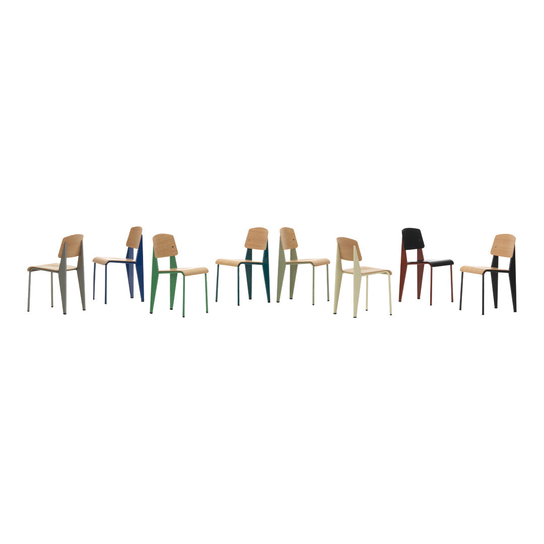 Sedia standard con tubo d'acciaio estetico ingegneristico e legno massello con design strutturale di Jean Prouvé per sala da pranzo