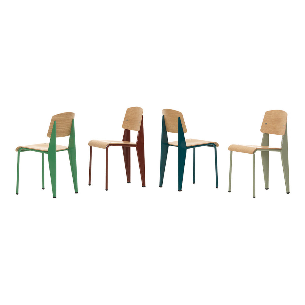 Sedia standard con tubo d'acciaio estetico ingegneristico e legno massello con design strutturale di Jean Prouvé per sala da pranzo