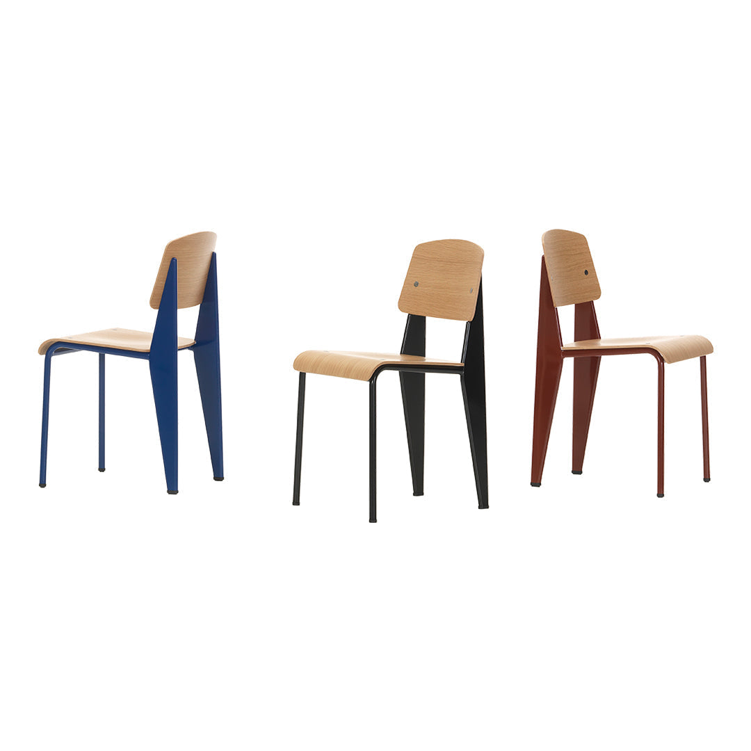 Sedia standard con tubo d'acciaio estetico ingegneristico e legno massello con design strutturale di Jean Prouvé per sala da pranzo