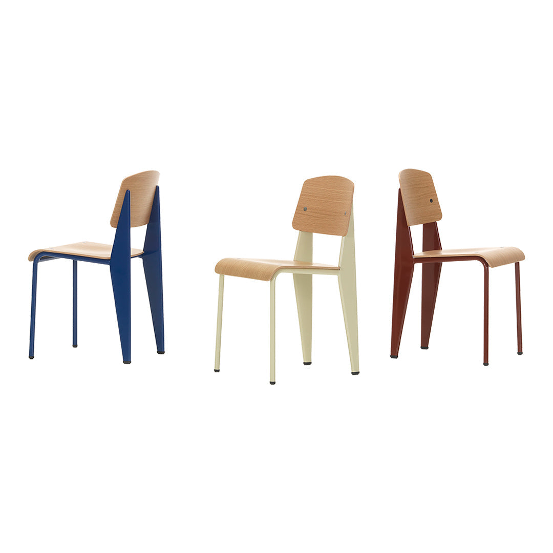 Sedia standard con tubo d'acciaio estetico ingegneristico e legno massello con design strutturale di Jean Prouvé per sala da pranzo