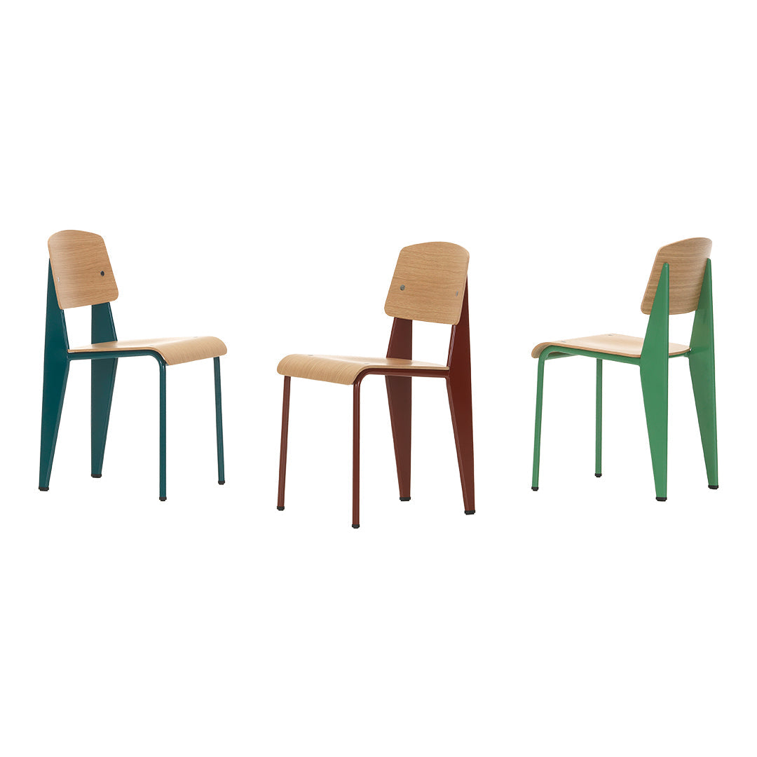 Sedia standard con tubo d'acciaio estetico ingegneristico e legno massello con design strutturale di Jean Prouvé per sala da pranzo