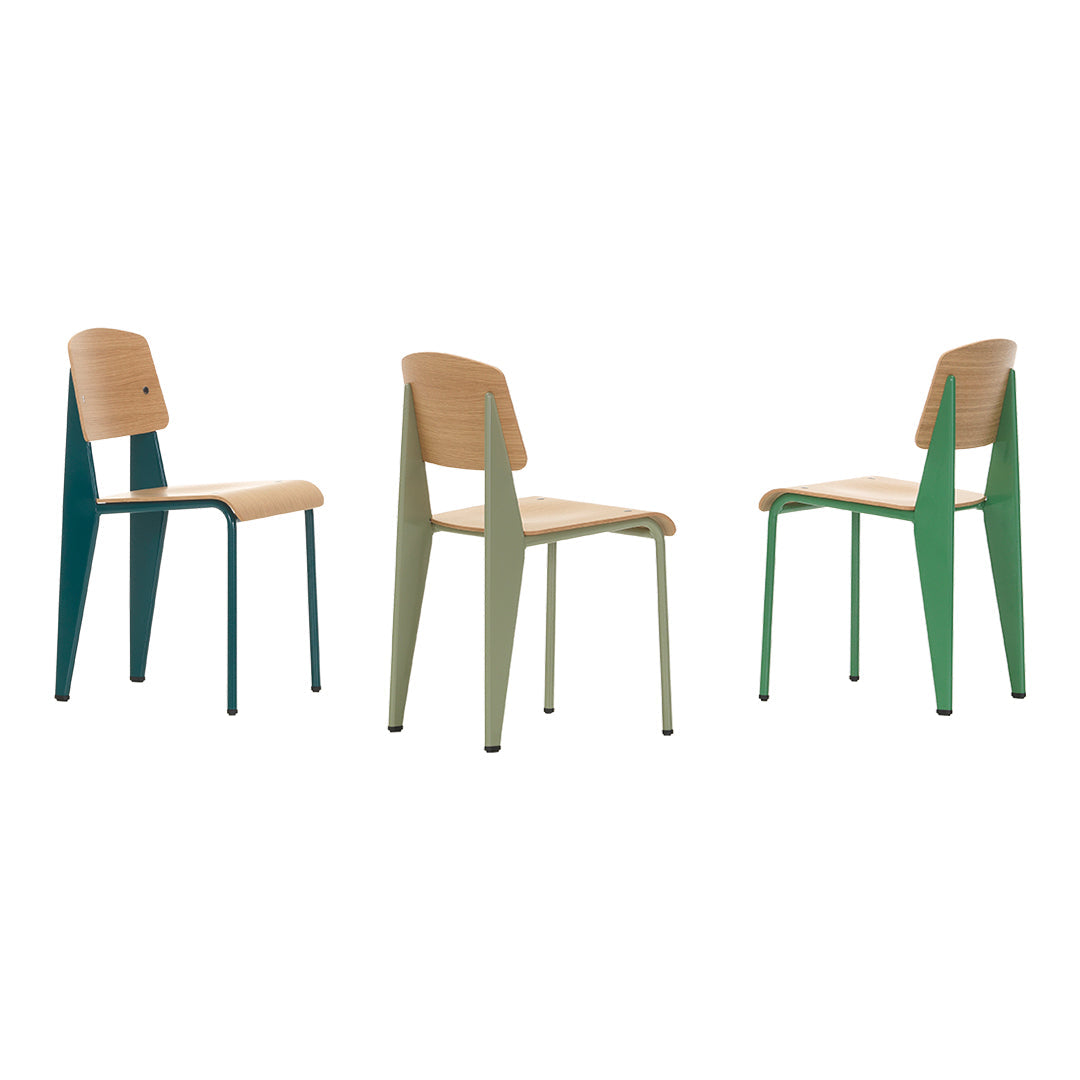 Sedia standard con tubo d'acciaio estetico ingegneristico e legno massello con design strutturale di Jean Prouvé per sala da pranzo