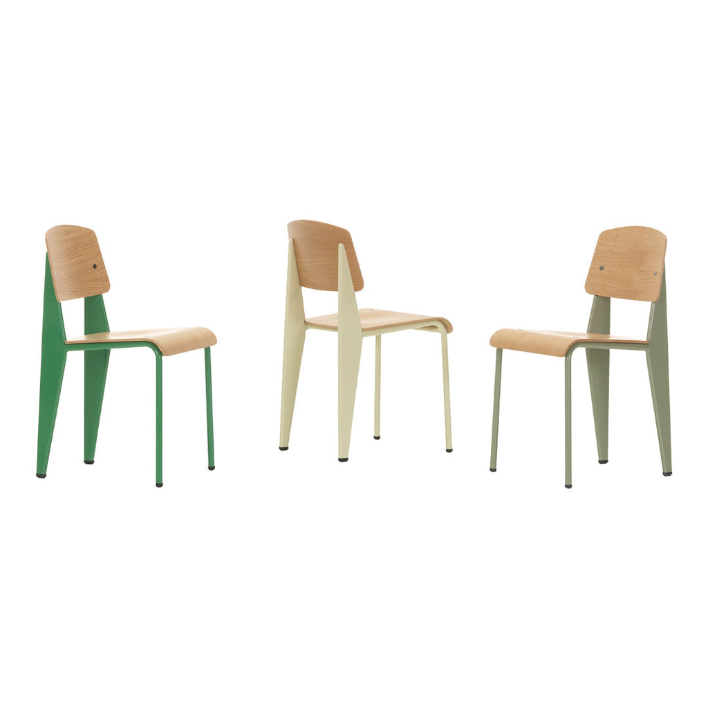 Sedia standard con tubo d'acciaio estetico ingegneristico e legno massello con design strutturale di Jean Prouvé per sala da pranzo