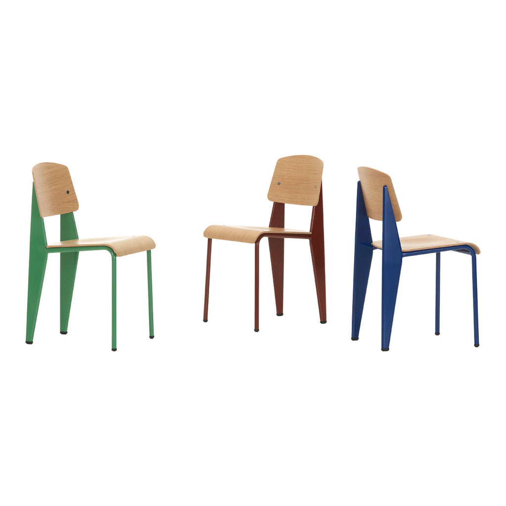 Sedia standard con tubo d'acciaio estetico ingegneristico e legno massello con design strutturale di Jean Prouvé per sala da pranzo