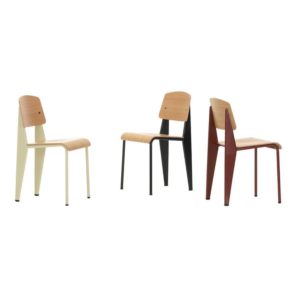 Sedia standard con tubo d'acciaio estetico ingegneristico e legno massello con design strutturale di Jean Prouvé per sala da pranzo