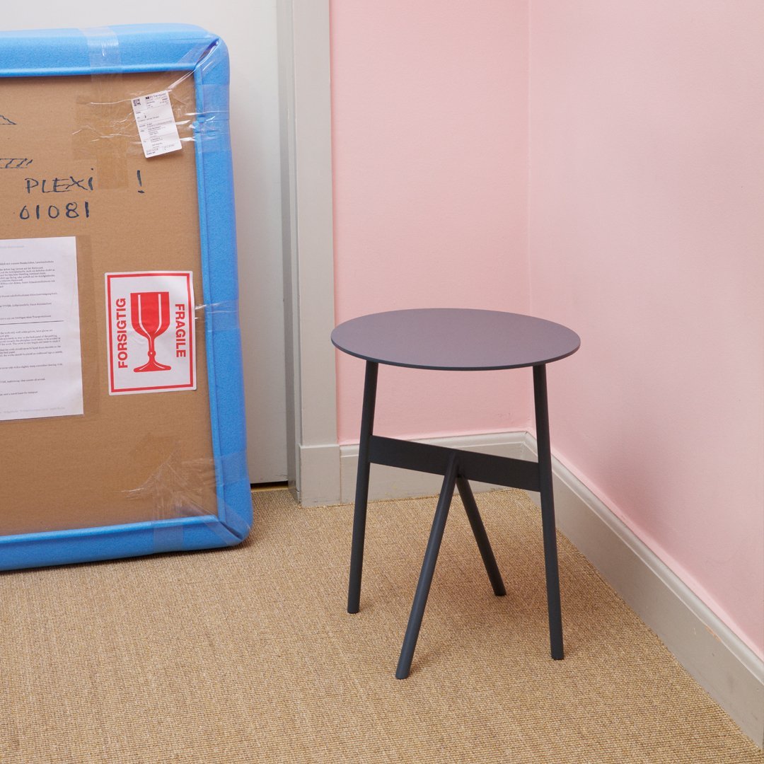 Tavolino d'appoggio minimalista in acciaio con espressione architettonica strutturale per soggiorno