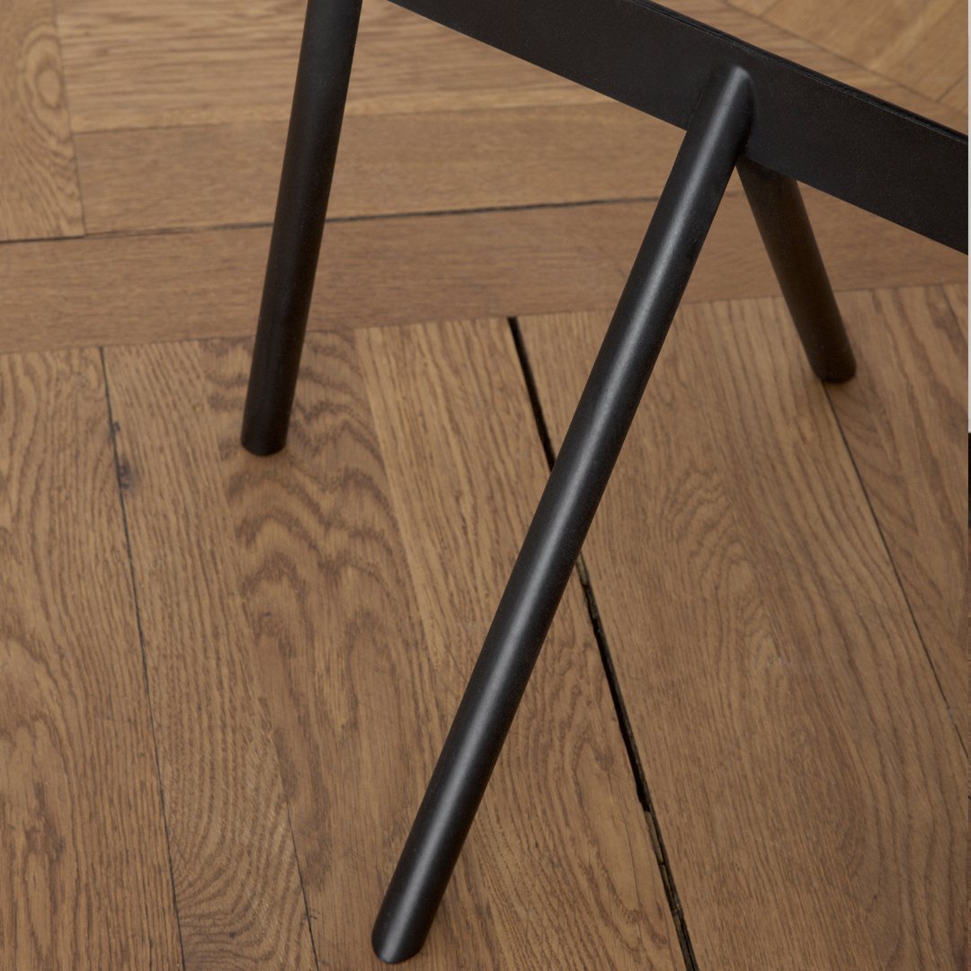Tavolino d'appoggio minimalista in acciaio con espressione architettonica strutturale per soggiorno