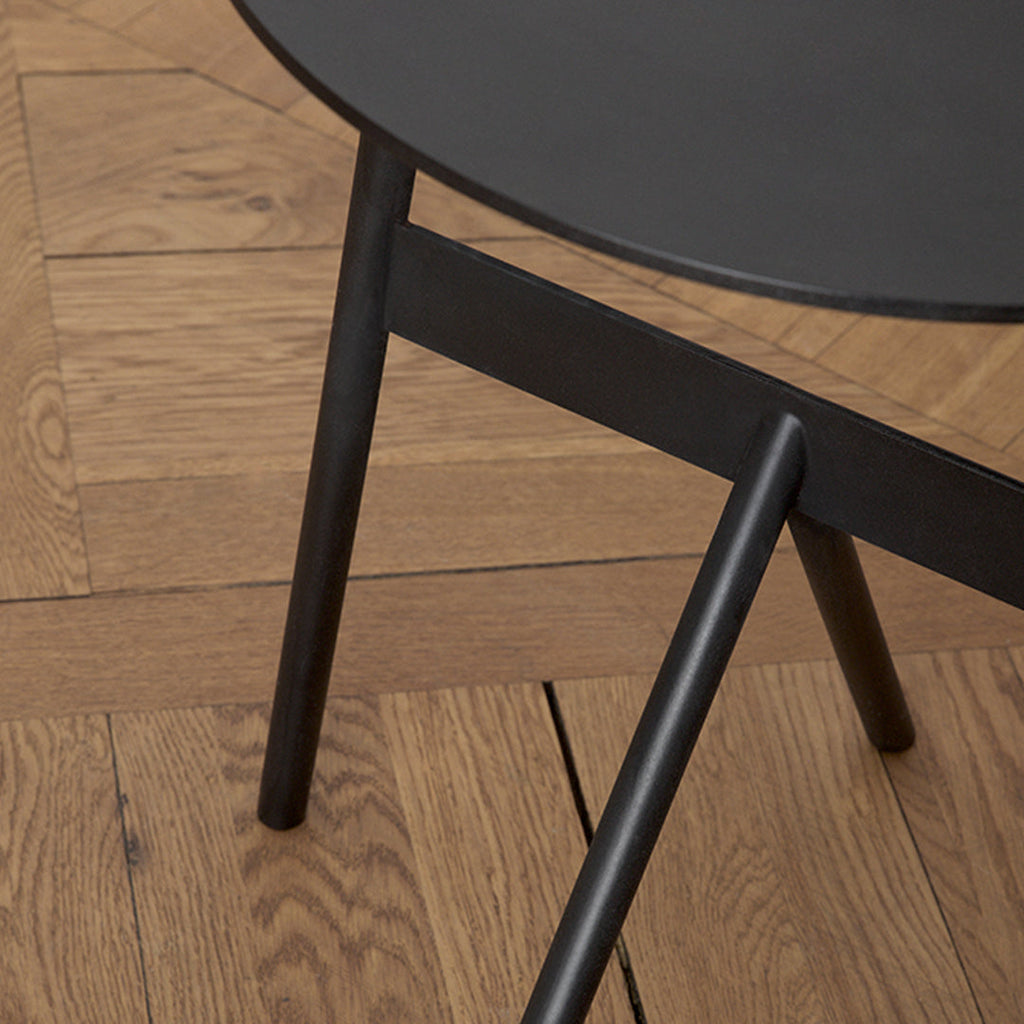 Tavolino d'appoggio minimalista in acciaio con espressione architettonica strutturale per soggiorno