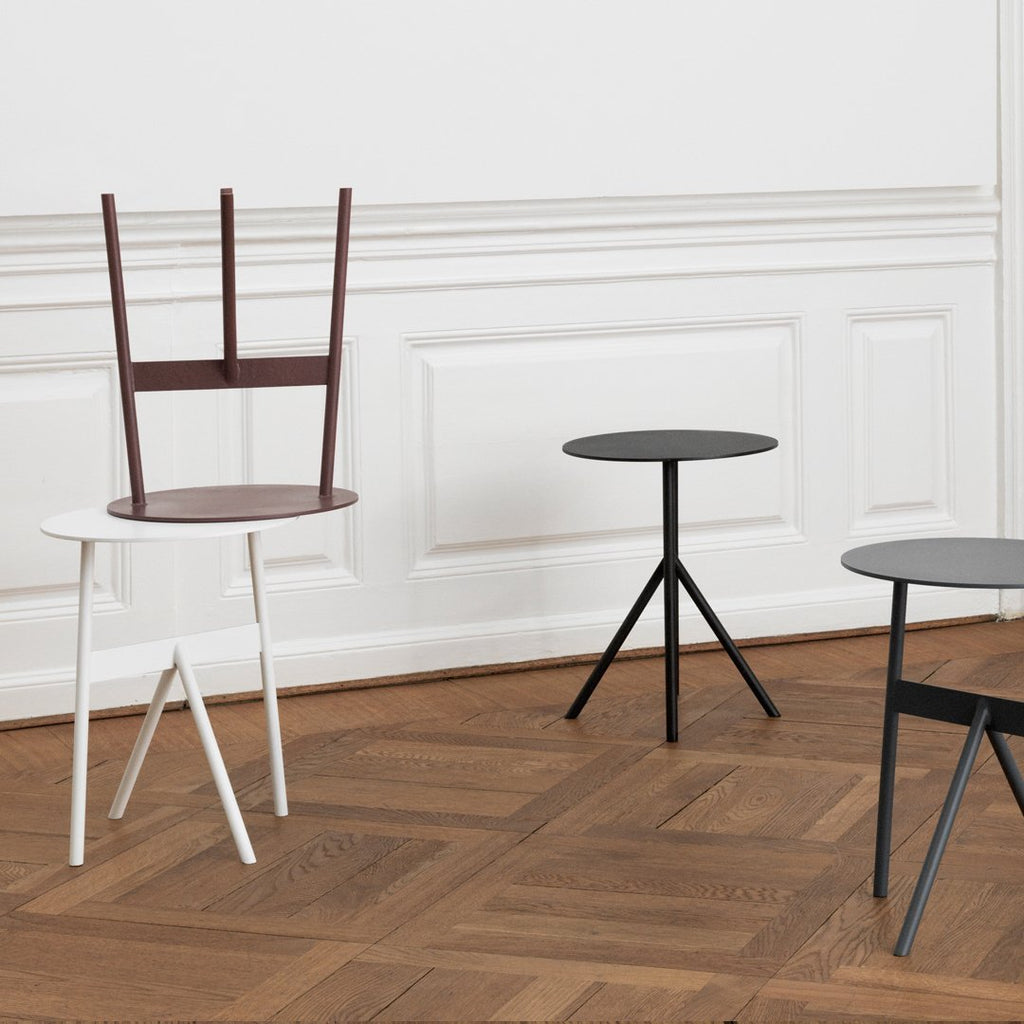 Tavolino d'appoggio minimalista in acciaio con espressione architettonica strutturale per soggiorno