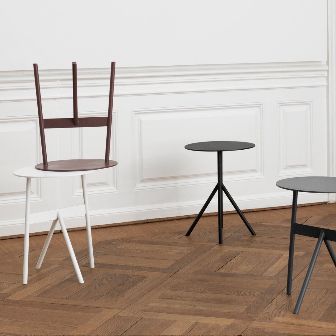Tavolino d'appoggio minimalista in acciaio con espressione architettonica strutturale per soggiorno