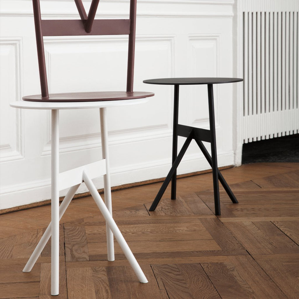 Tavolino d'appoggio minimalista in acciaio con espressione architettonica strutturale per soggiorno