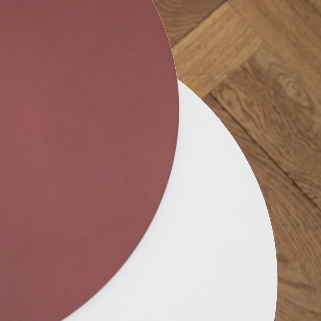 Tavolino d'appoggio minimalista in acciaio con espressione architettonica strutturale per soggiorno