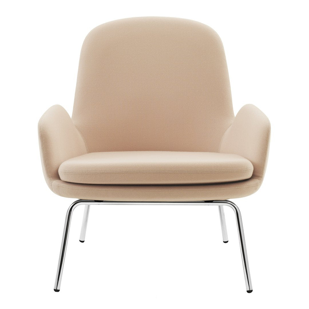 Poltrona bassa Nordic Classic imbottita con gambe in legno e ampio cuscino sagomato per il soggiorno