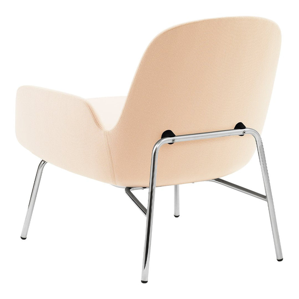 Poltrona bassa Nordic Classic imbottita con gambe in legno e ampio cuscino sagomato per il soggiorno
