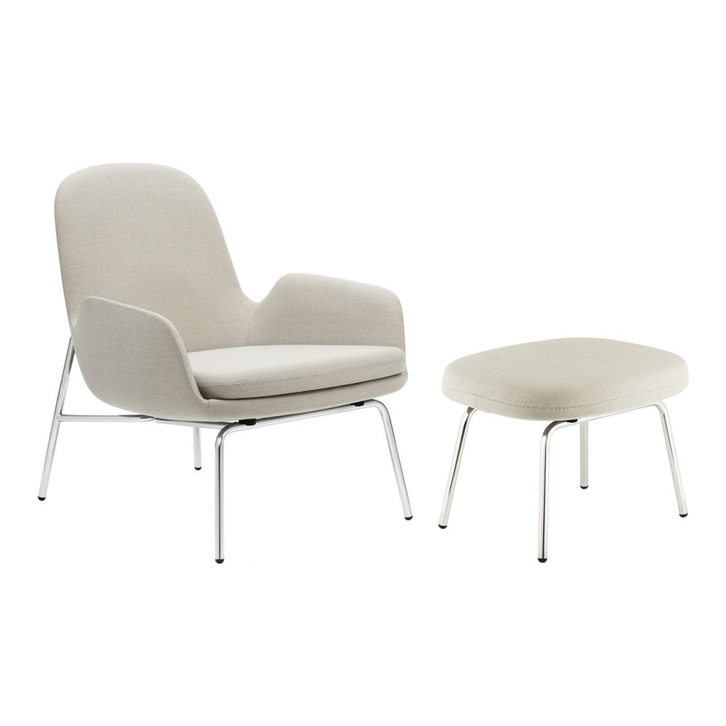 Poltrona bassa Nordic Classic imbottita con gambe in legno e ampio cuscino sagomato per il soggiorno