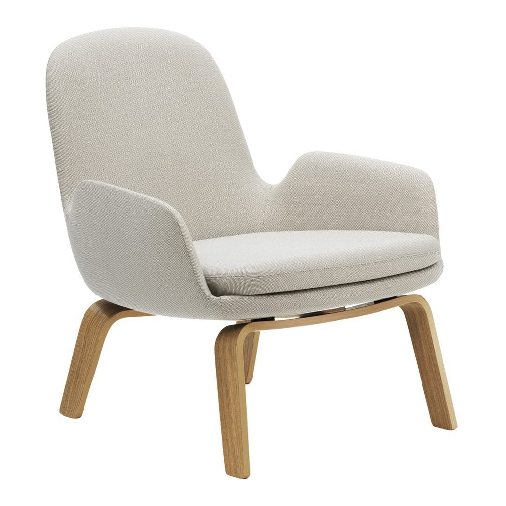 Poltrona bassa Nordic Classic imbottita con gambe in legno e ampio cuscino sagomato per il soggiorno