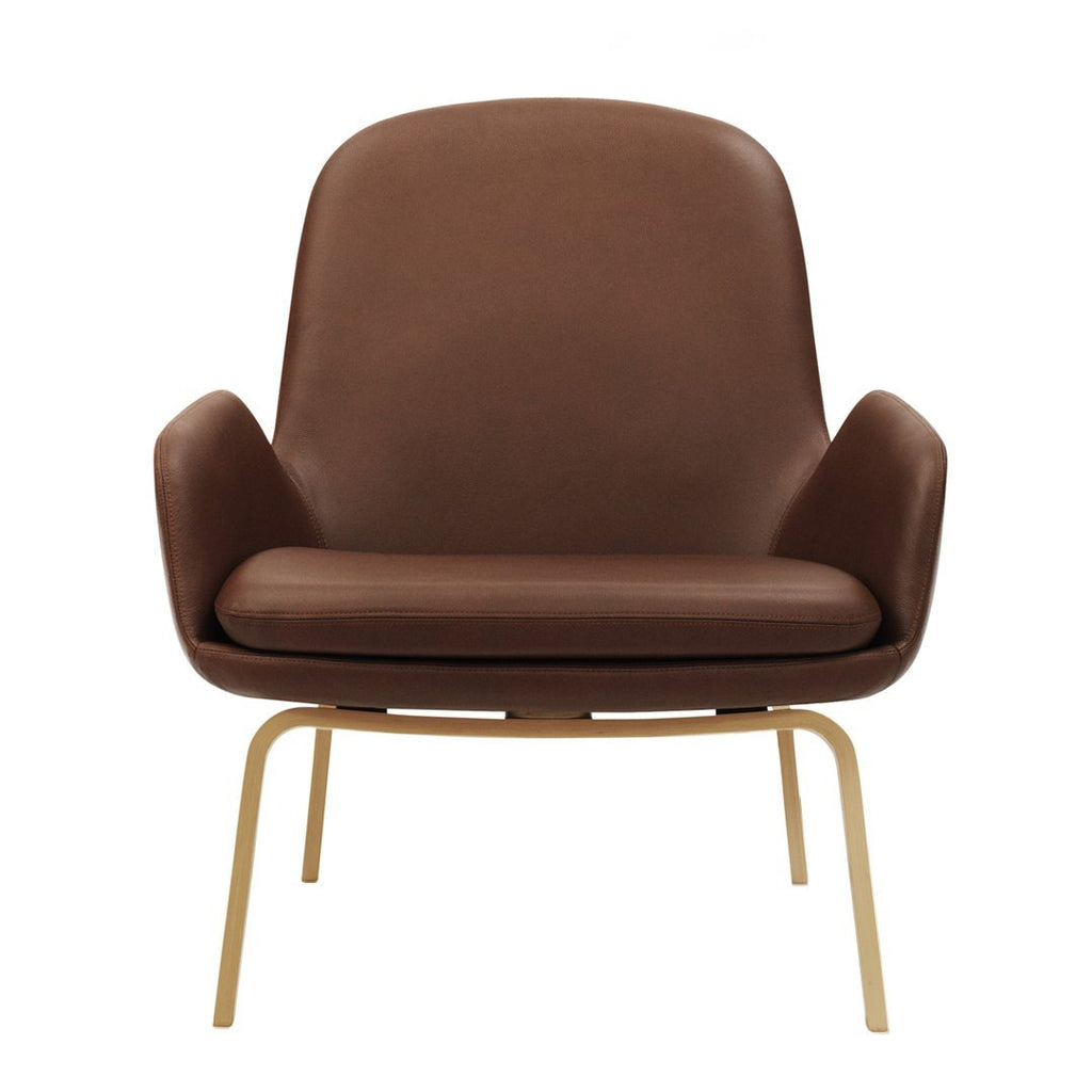Poltrona bassa Nordic Classic imbottita con gambe in legno e ampio cuscino sagomato per il soggiorno