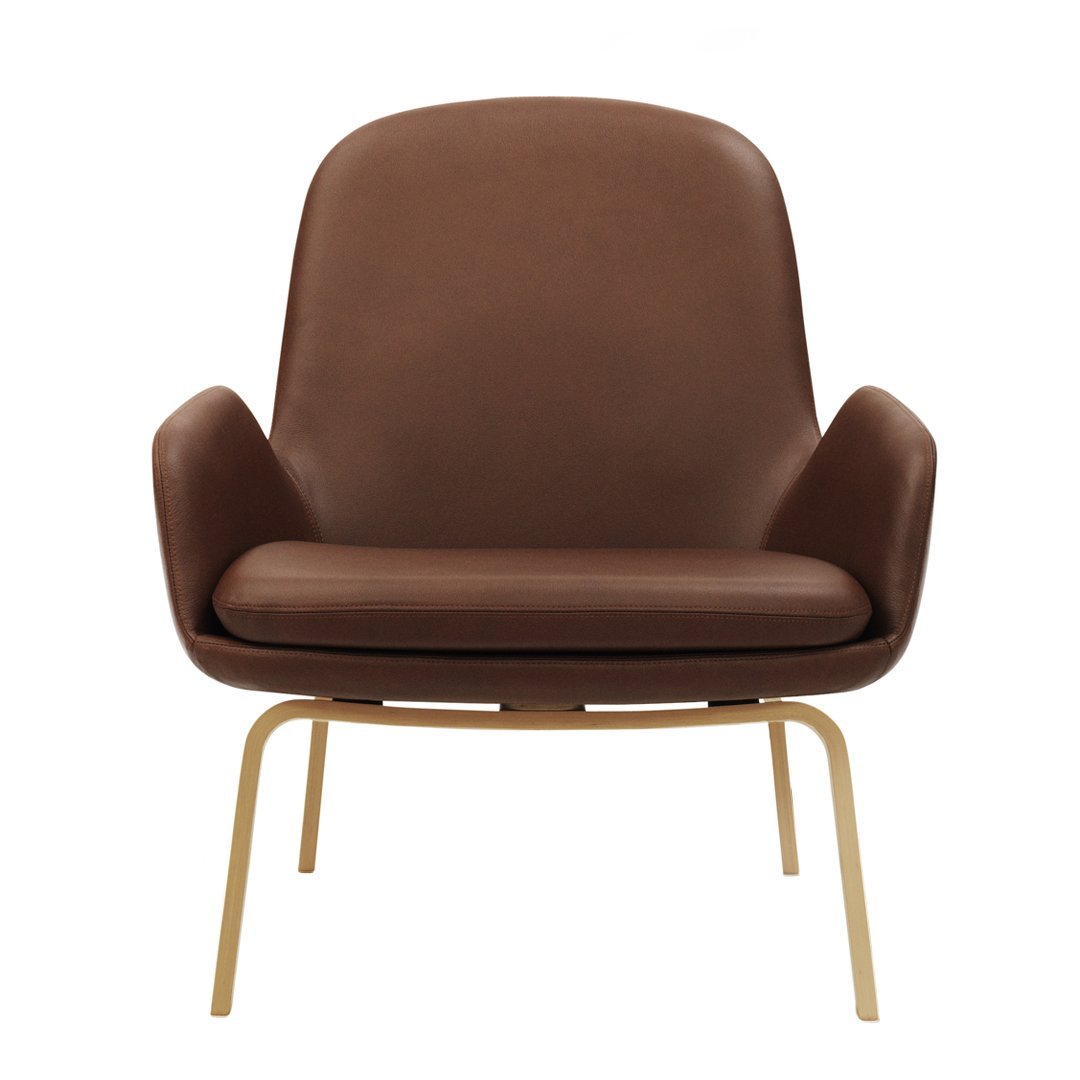Poltrona bassa Nordic Classic imbottita con gambe in legno e ampio cuscino sagomato per il soggiorno