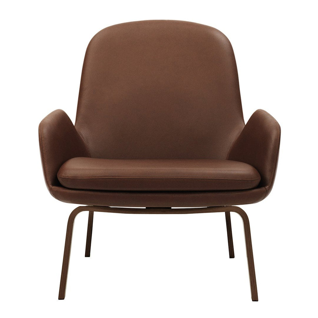 Poltrona bassa Nordic Classic imbottita con gambe in legno e ampio cuscino sagomato per il soggiorno