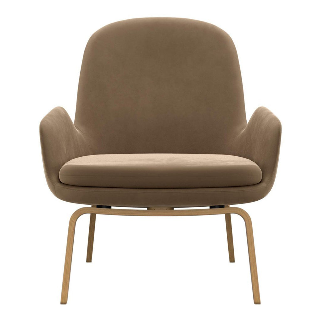 Poltrona bassa Nordic Classic imbottita con gambe in legno e ampio cuscino sagomato per il soggiorno
