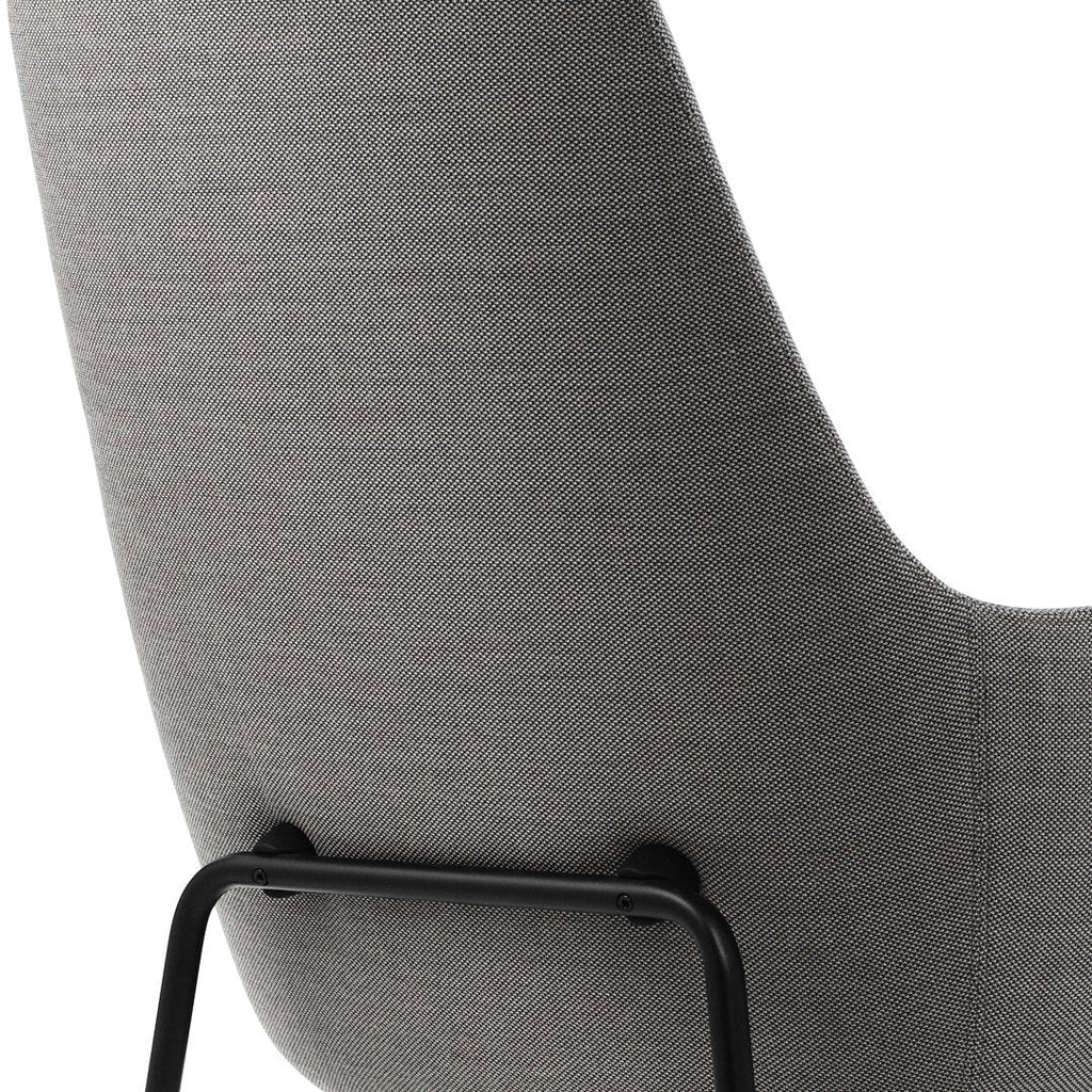 Sedia lounge alta classica nordica imbottita con gambe in acciaio e schienale con supporto per il collo per soggiorno
