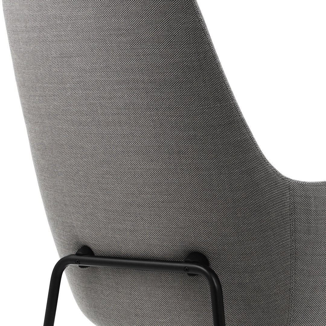Sedia lounge alta classica nordica imbottita con gambe in acciaio e schienale con supporto per il collo per soggiorno