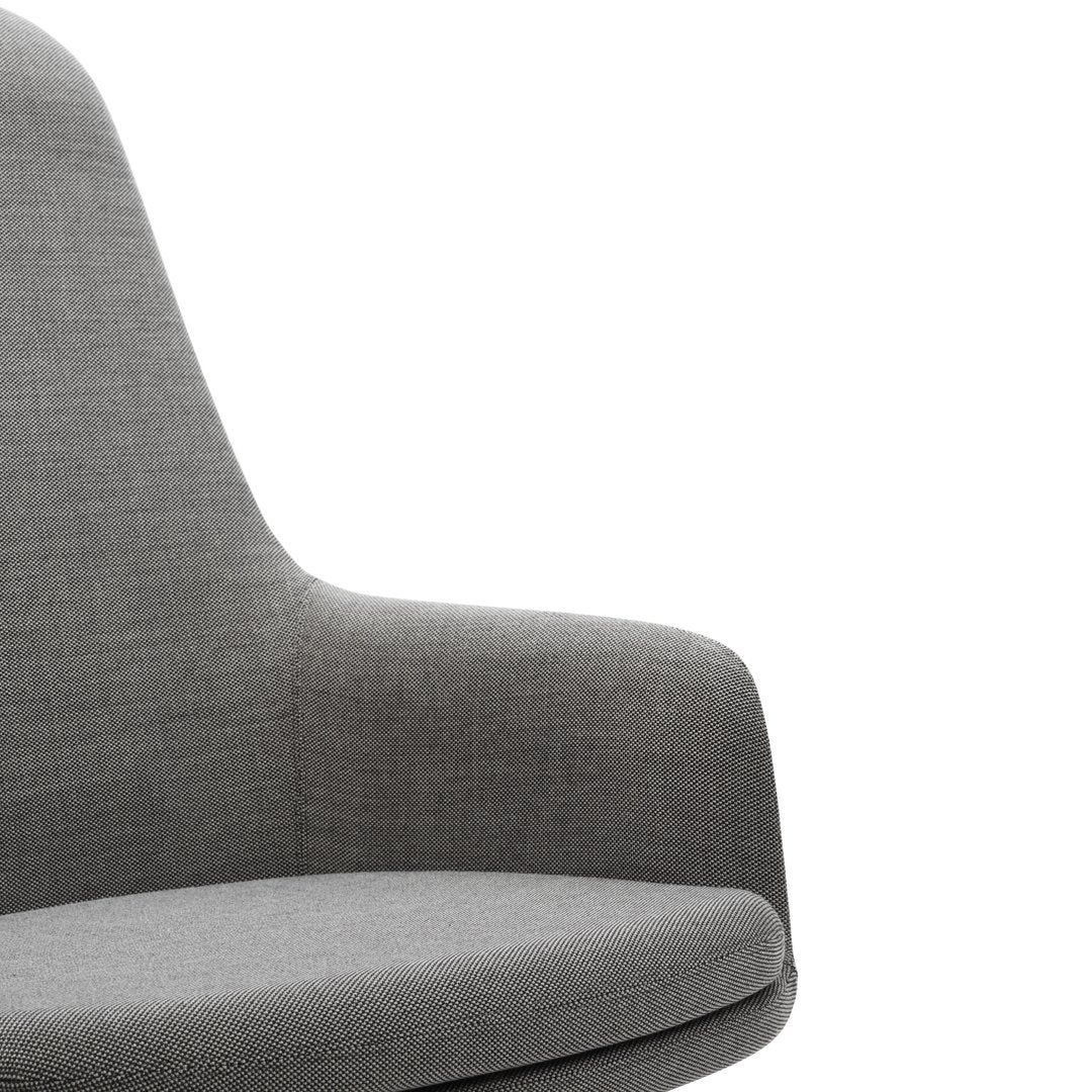 Sedia lounge alta classica nordica imbottita con gambe in acciaio e schienale con supporto per il collo per soggiorno