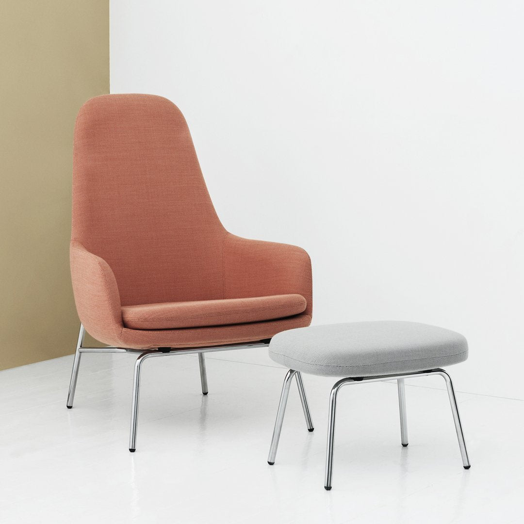 Sedia lounge alta classica nordica imbottita con gambe in acciaio e schienale con supporto per il collo per soggiorno