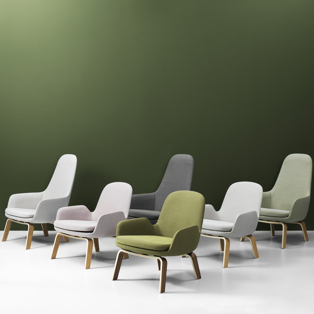 Sedia lounge alta classica nordica imbottita con gambe in acciaio e schienale con supporto per il collo per soggiorno