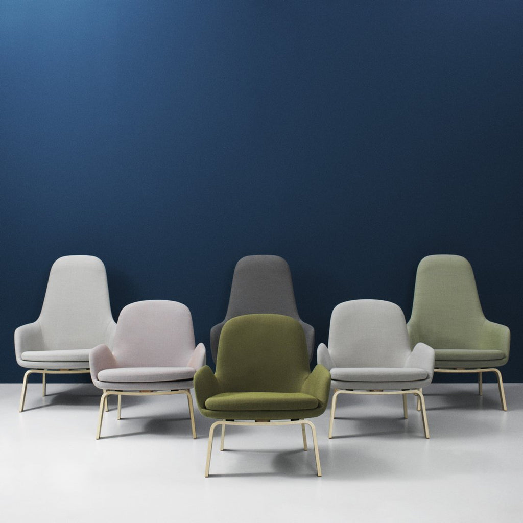 Sedia lounge alta classica nordica imbottita con gambe in acciaio e schienale con supporto per il collo per soggiorno