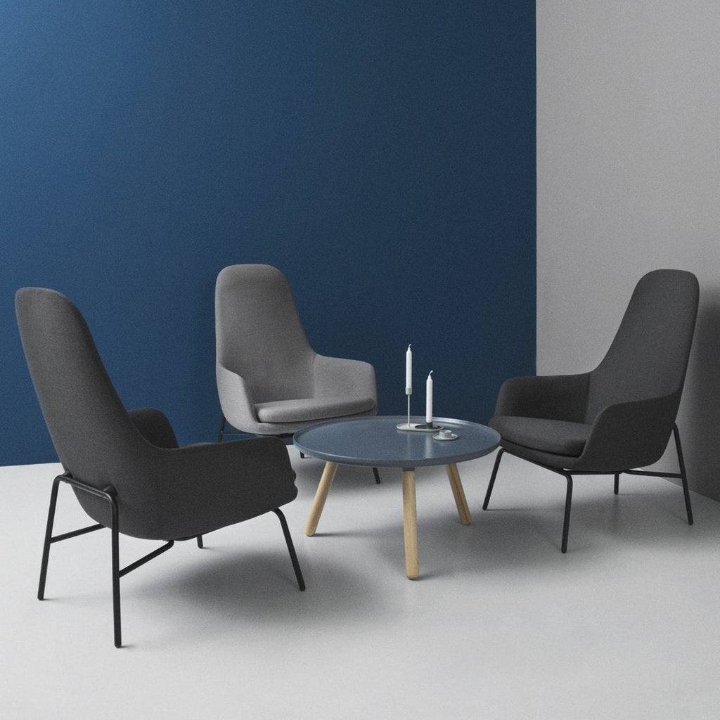 Sedia lounge alta classica nordica imbottita con gambe in acciaio e schienale con supporto per il collo per soggiorno