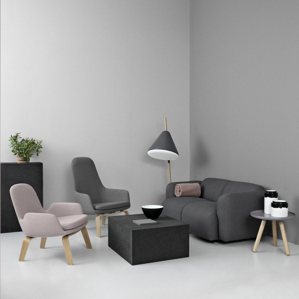 Poltrona bassa Nordic Classic imbottita con gambe in legno e ampio cuscino sagomato per il soggiorno