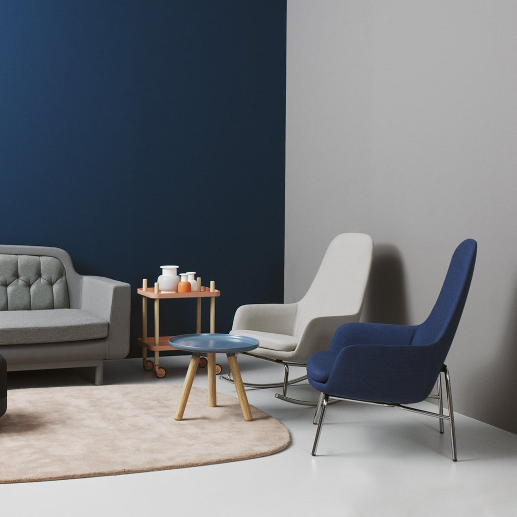 Sedia lounge alta classica nordica imbottita con gambe in acciaio e schienale con supporto per il collo per soggiorno
