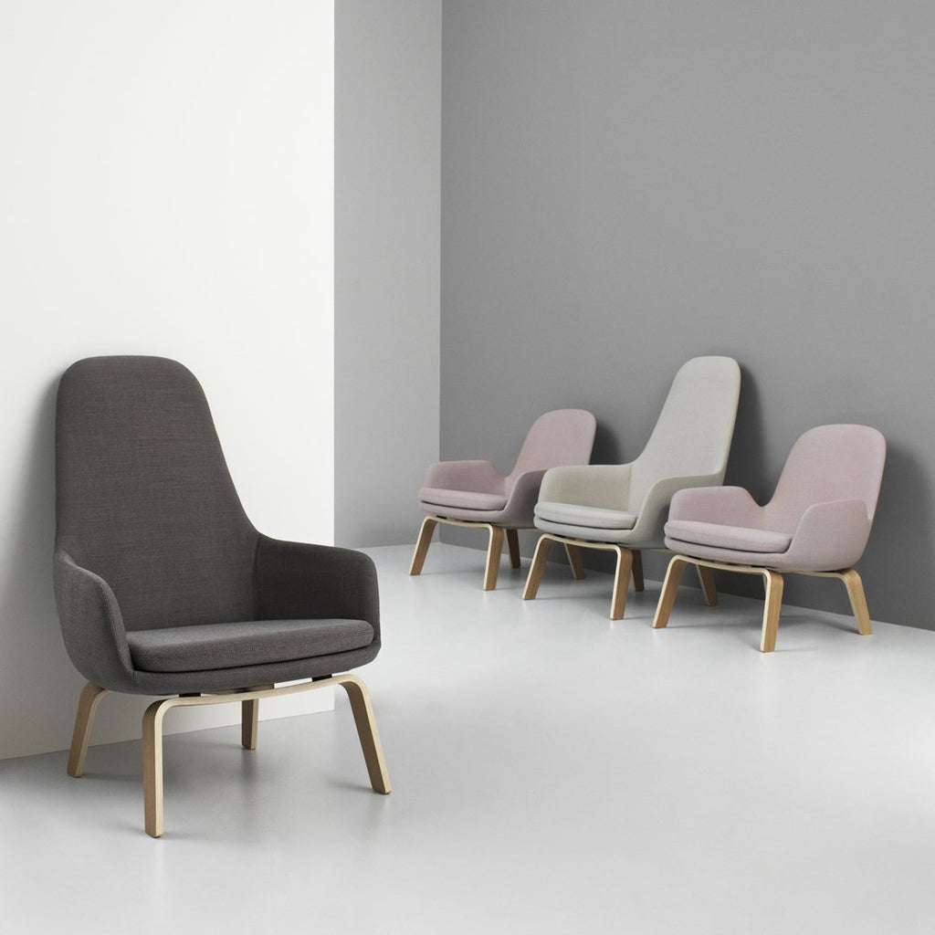 Sedia lounge alta classica nordica imbottita con gambe in acciaio e schienale con supporto per il collo per soggiorno
