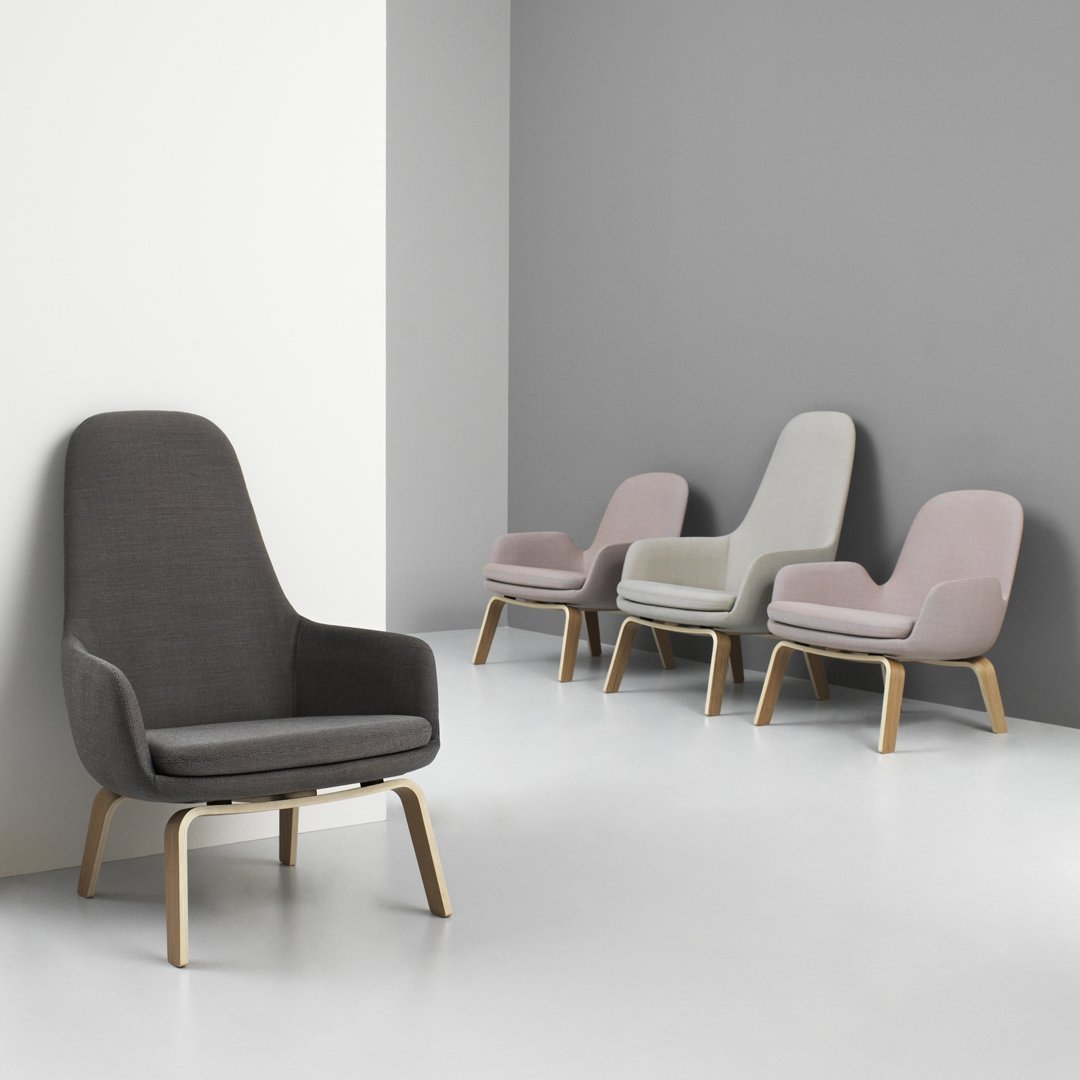 Sedia lounge alta classica nordica imbottita con gambe in acciaio e schienale con supporto per il collo per soggiorno