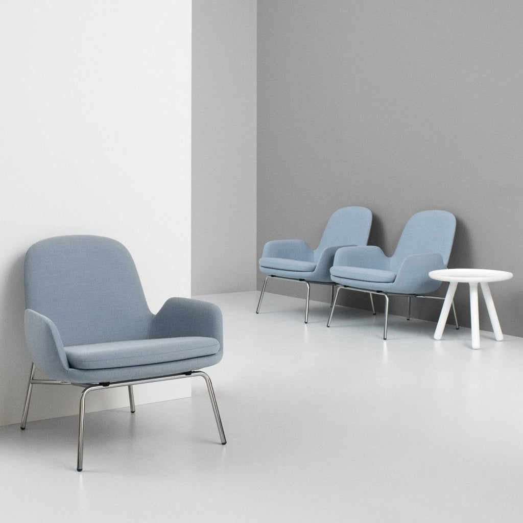 Poltrona bassa Nordic Classic imbottita con gambe in legno e ampio cuscino sagomato per il soggiorno