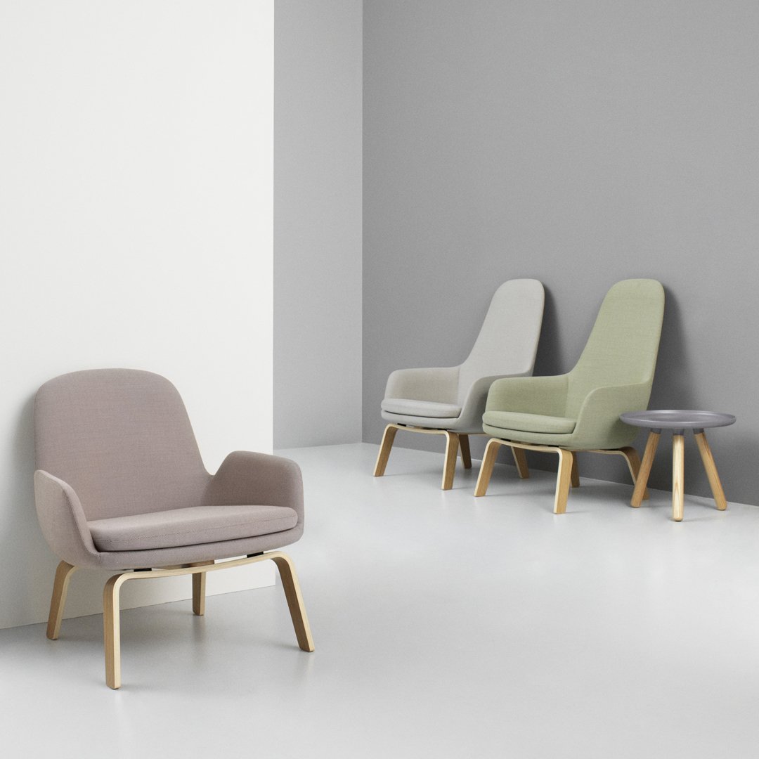 Poltrona bassa Nordic Classic imbottita con gambe in legno e ampio cuscino sagomato per il soggiorno