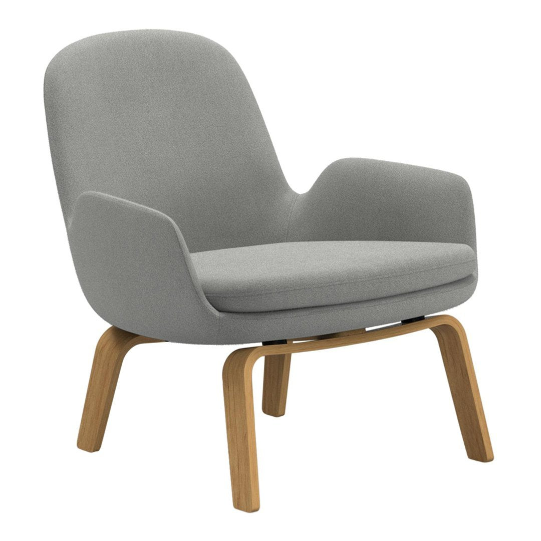 Poltrona bassa Nordic Classic imbottita con gambe in legno e ampio cuscino sagomato per il soggiorno