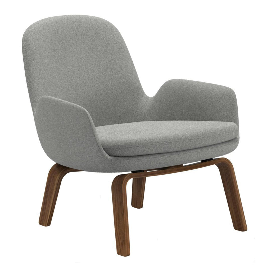 Poltrona bassa Nordic Classic imbottita con gambe in legno e ampio cuscino sagomato per il soggiorno