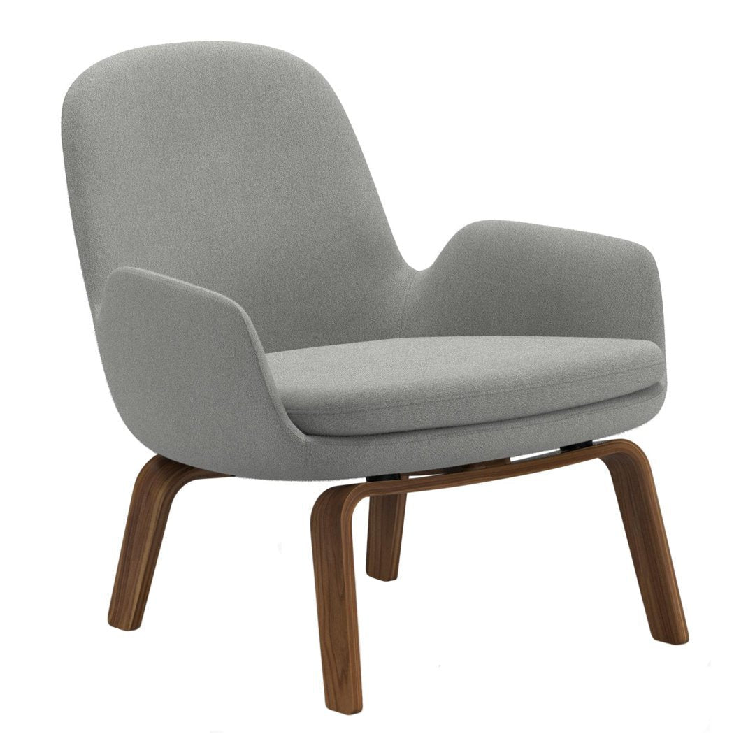 Poltrona bassa Nordic Classic imbottita con gambe in legno e ampio cuscino sagomato per il soggiorno