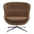 Poltrona lounge imbottita bassa girevole Nordic Hygge con forma avvolgente a sponda alta per il soggiorno