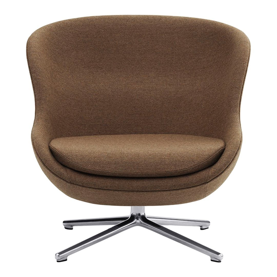 Poltrona lounge imbottita bassa girevole Nordic Hygge con forma avvolgente a sponda alta per il soggiorno